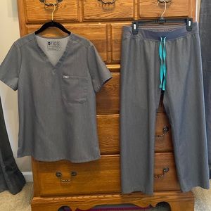 FIGS petite small scrub set